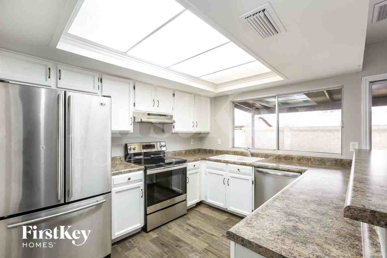 1302 W Kristal Way - Photo 7 of 15