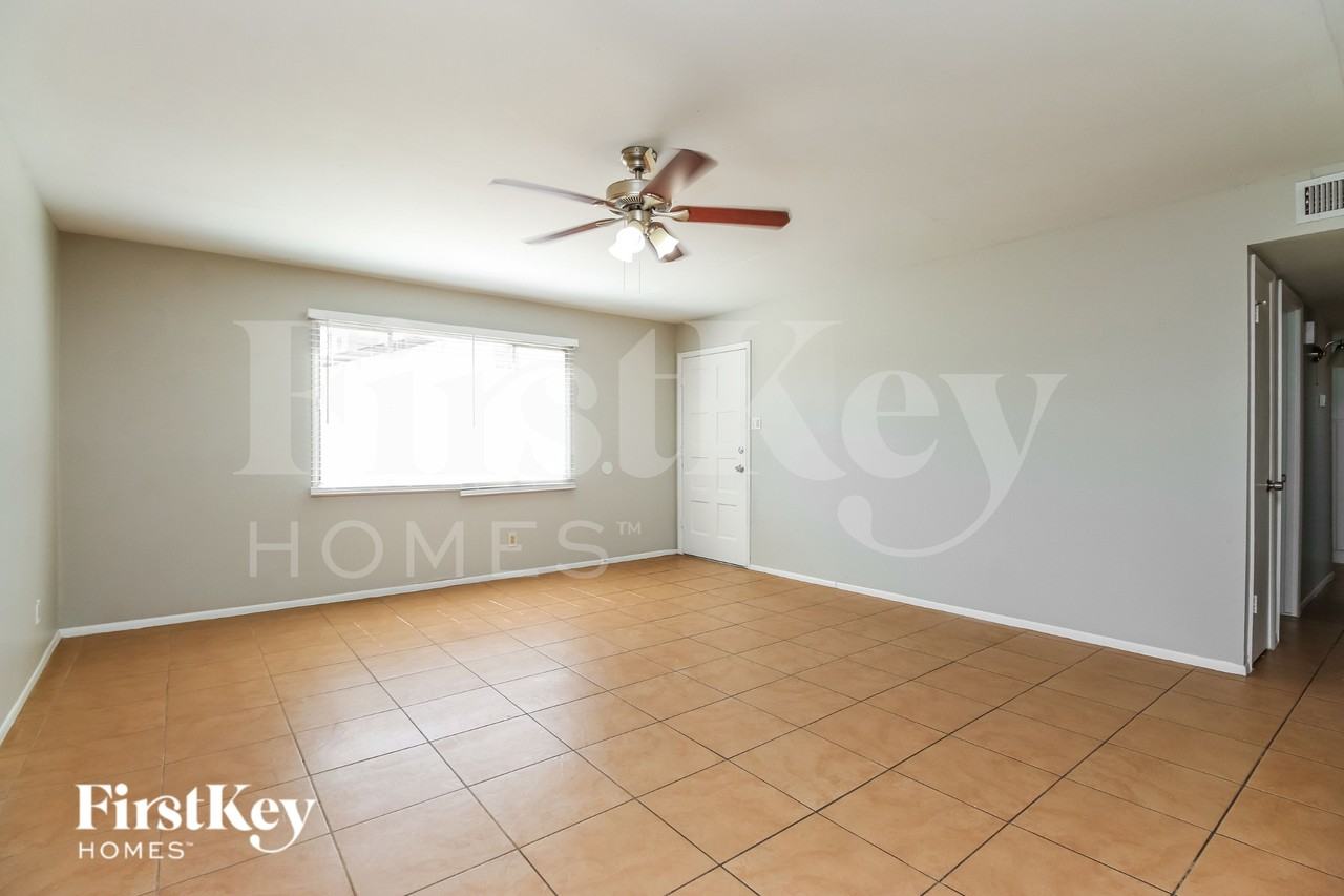 5213 S 47th Pl - Photo 3 of 16