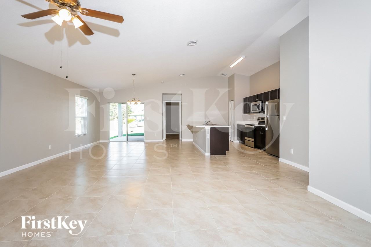 511 Sw Nadell Ave - Photo 4 of 19