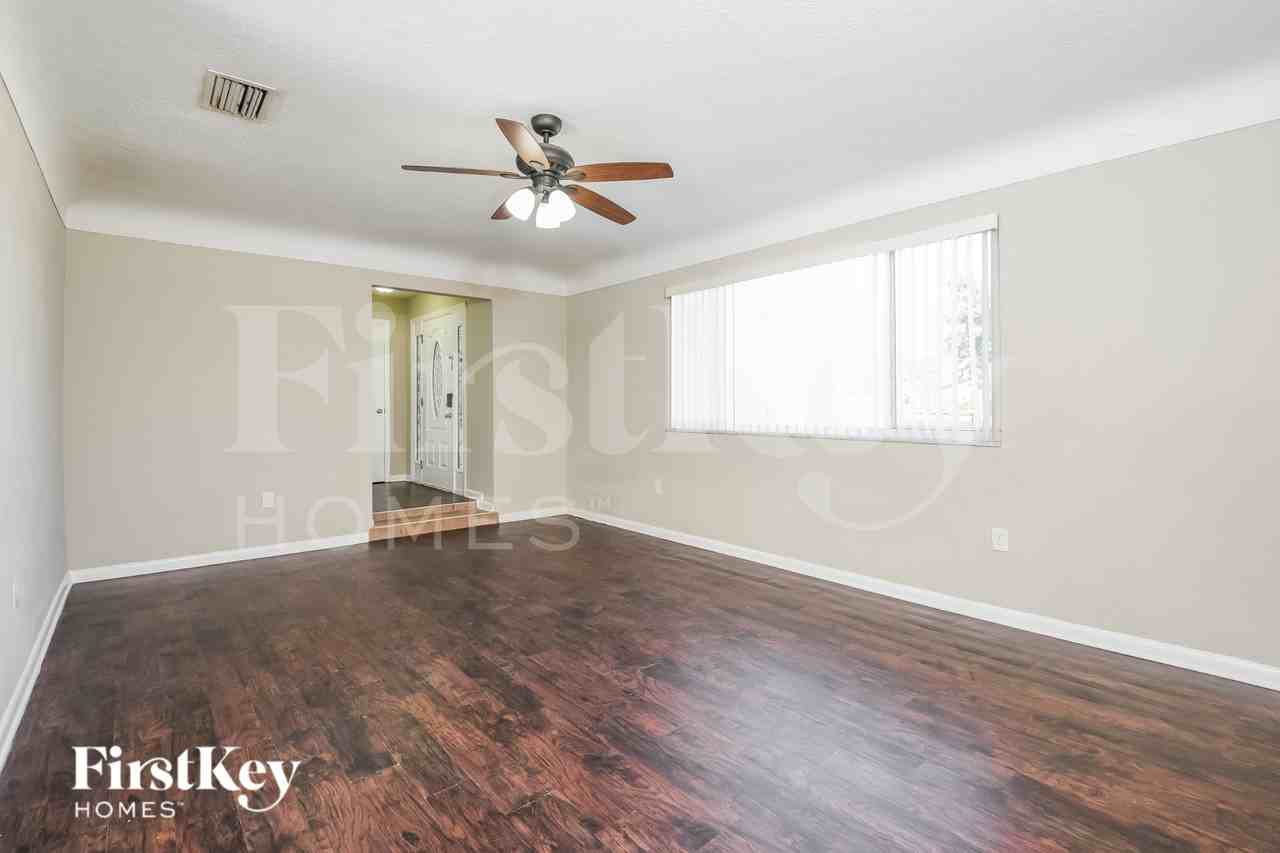 425 Belair Ave - Photo 3 of 19