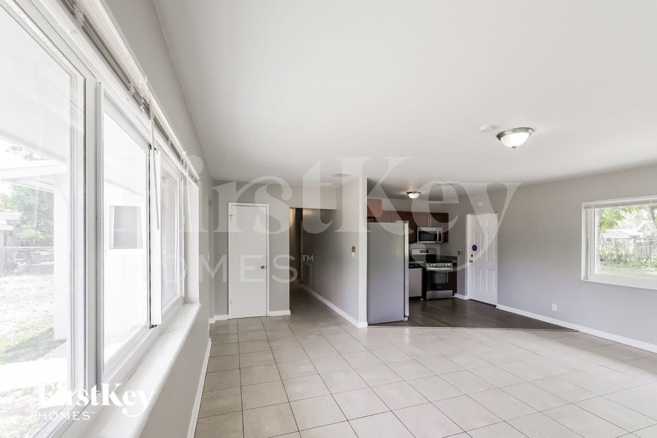 1236 Nw 18th St - Photo 3 of 20