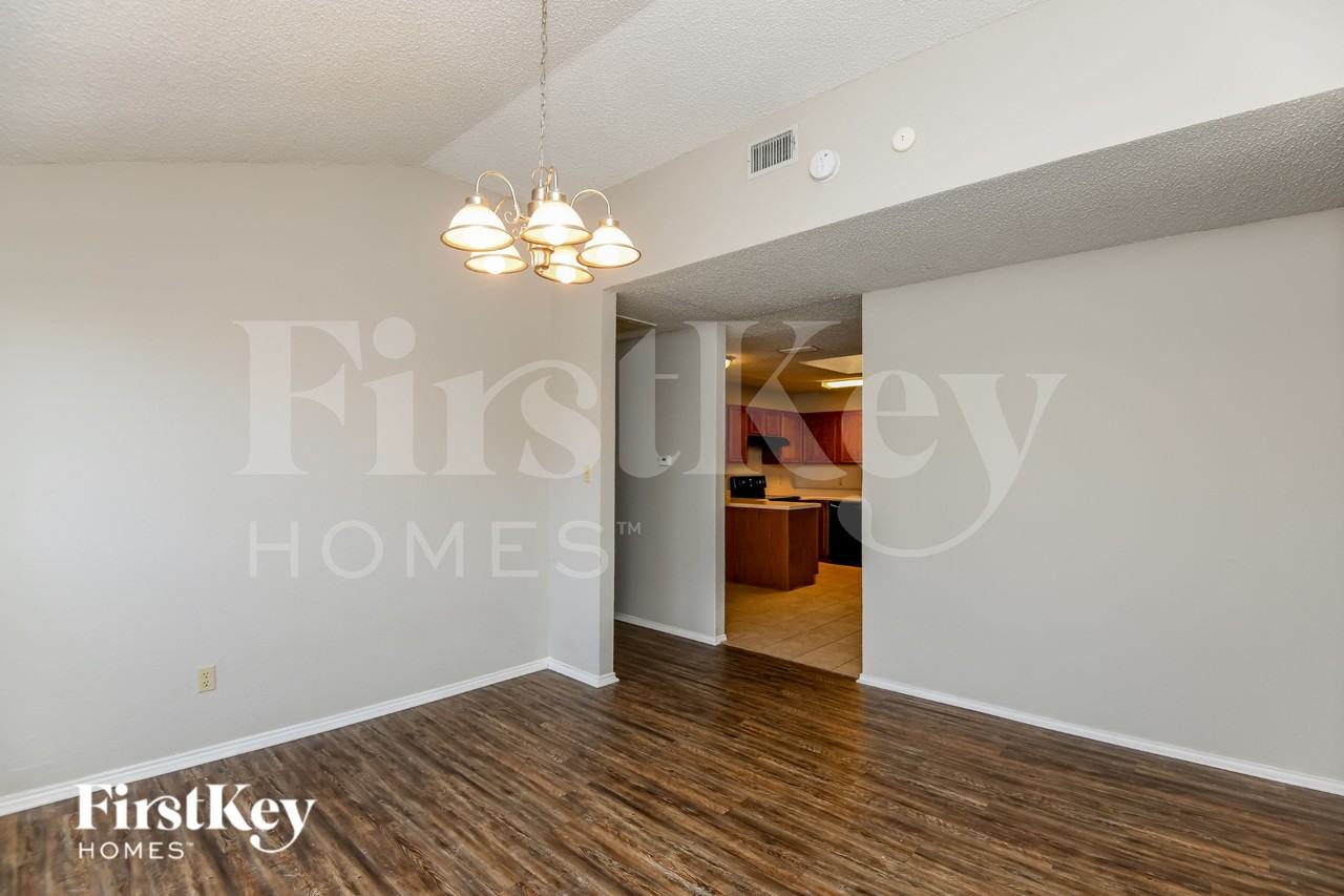 10913 Ives St - Photo 5 of 20