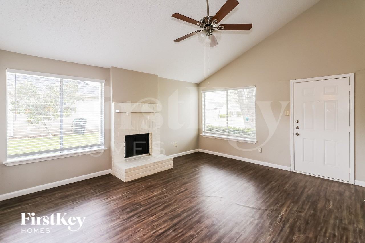 10810 Lakewood Oaks Dr - Photo 3 of 17