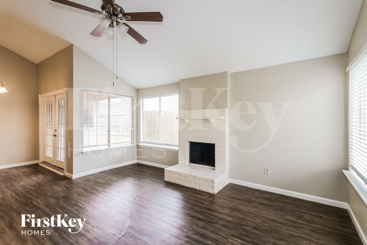 10810 Lakewood Oaks Dr - Photo 4 of 17