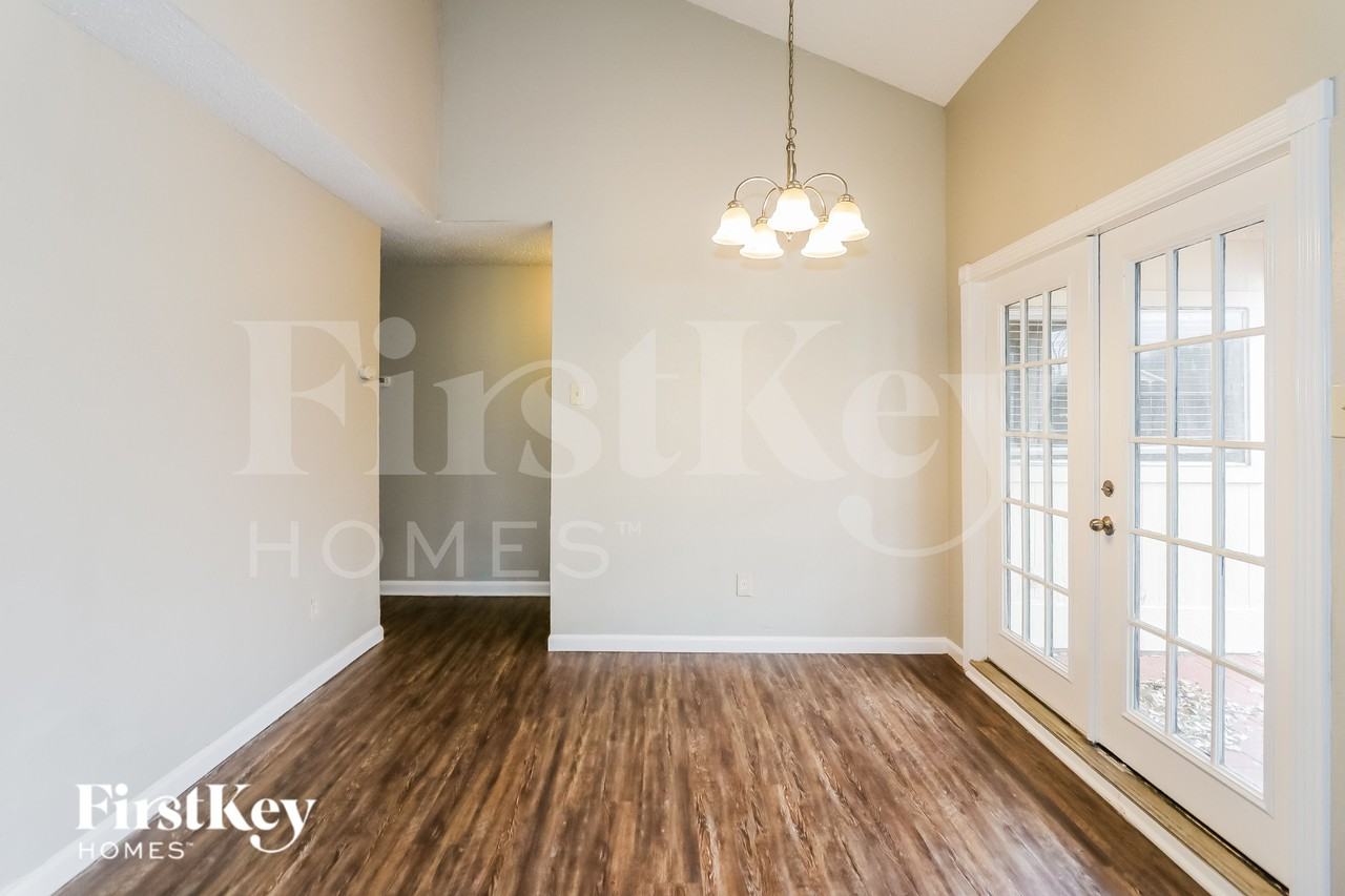 10810 Lakewood Oaks Dr - Photo 5 of 17