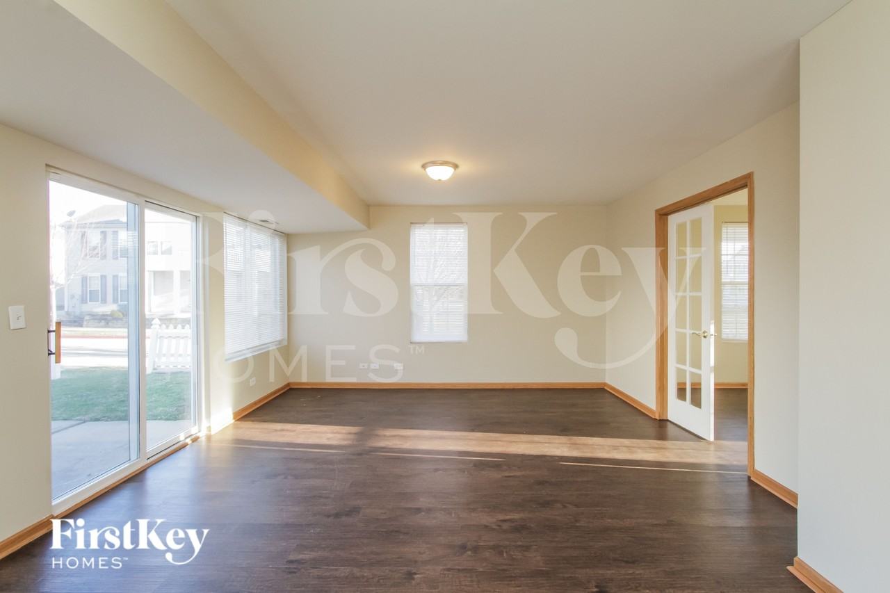 1033 Four Seasons Blvd - Photo 3 of 18