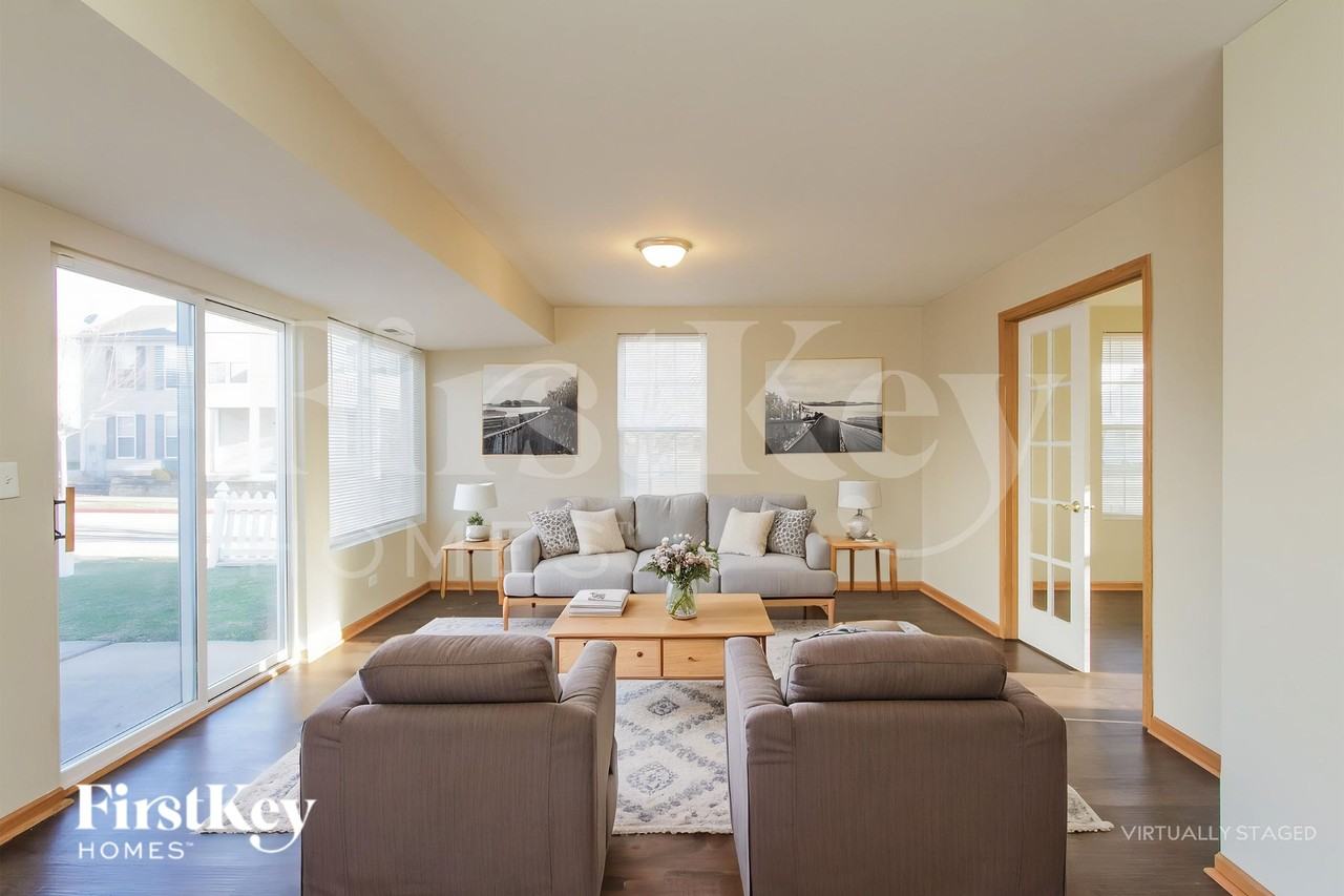 1033 Four Seasons Blvd - Photo 4 of 18