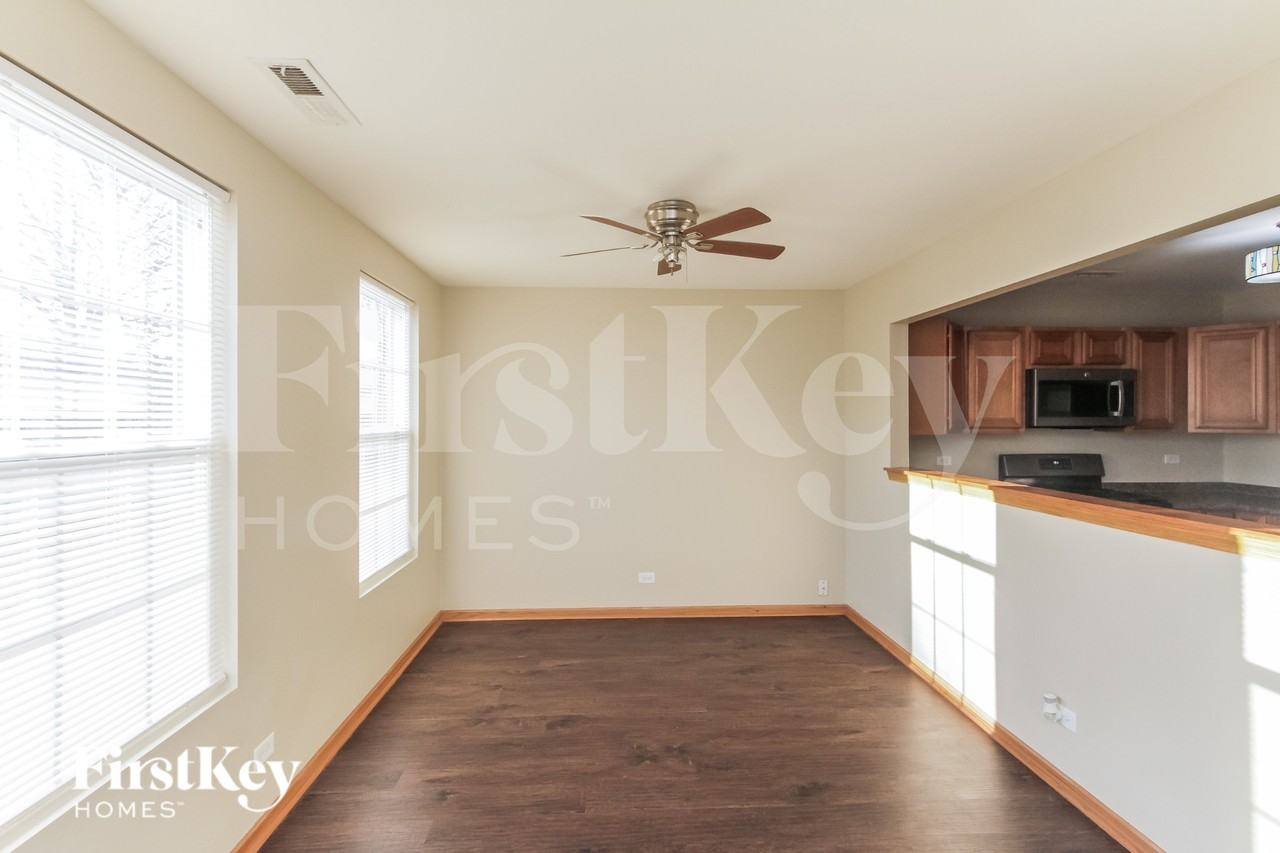 1033 Four Seasons Blvd - Photo 5 of 18