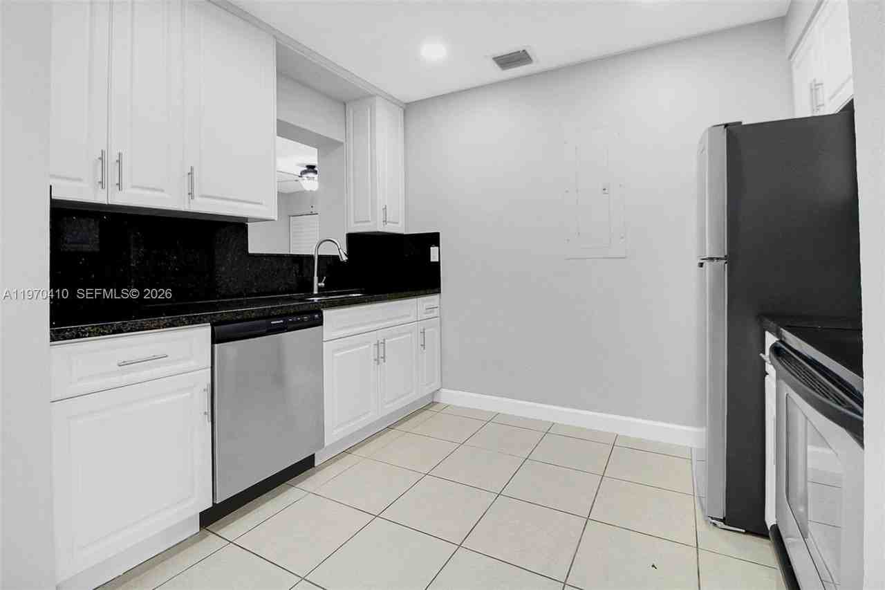 11740 Sw 182nd Ter #O - Photo 6 of 8