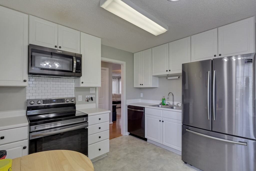 231 Parkview Ct - Photo 3 of 13