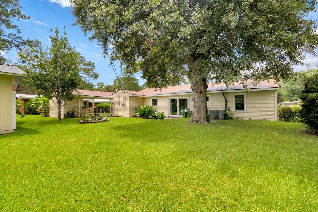 319 Tanglewood Rd - Photo 3 of 23