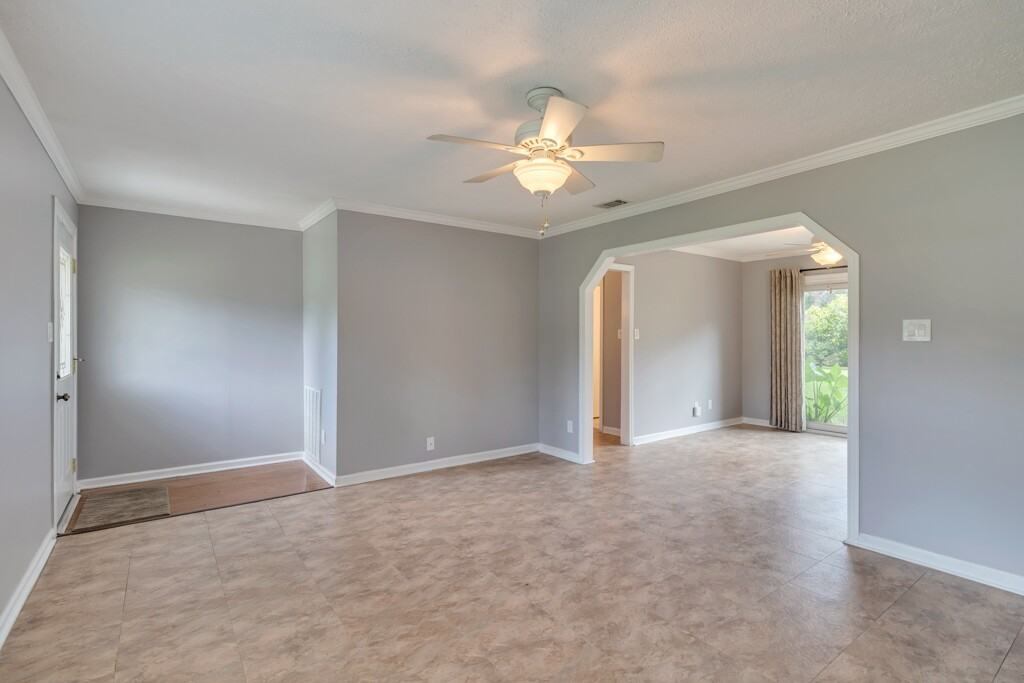 319 Tanglewood Rd - Photo 5 of 23