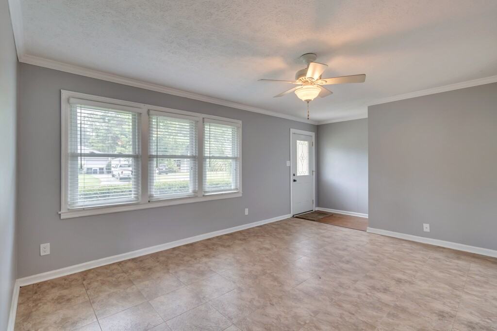 319 Tanglewood Rd - Photo 6 of 23