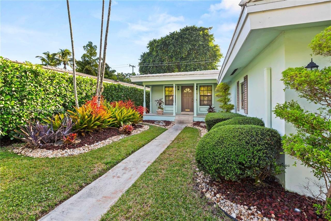 736 Alhambra Cir - Photo 2 of 8