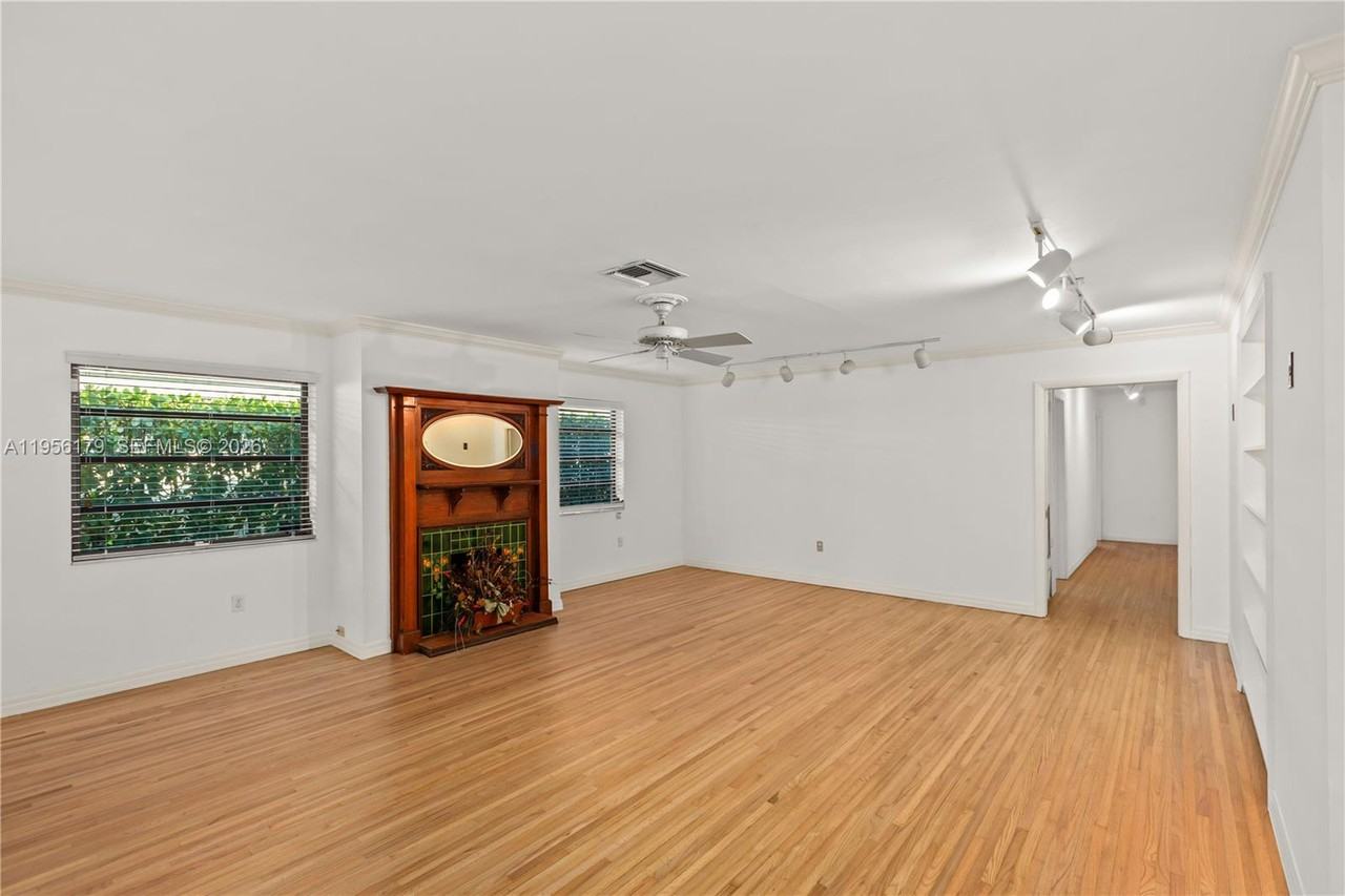 736 Alhambra Cir - Photo 3 of 8