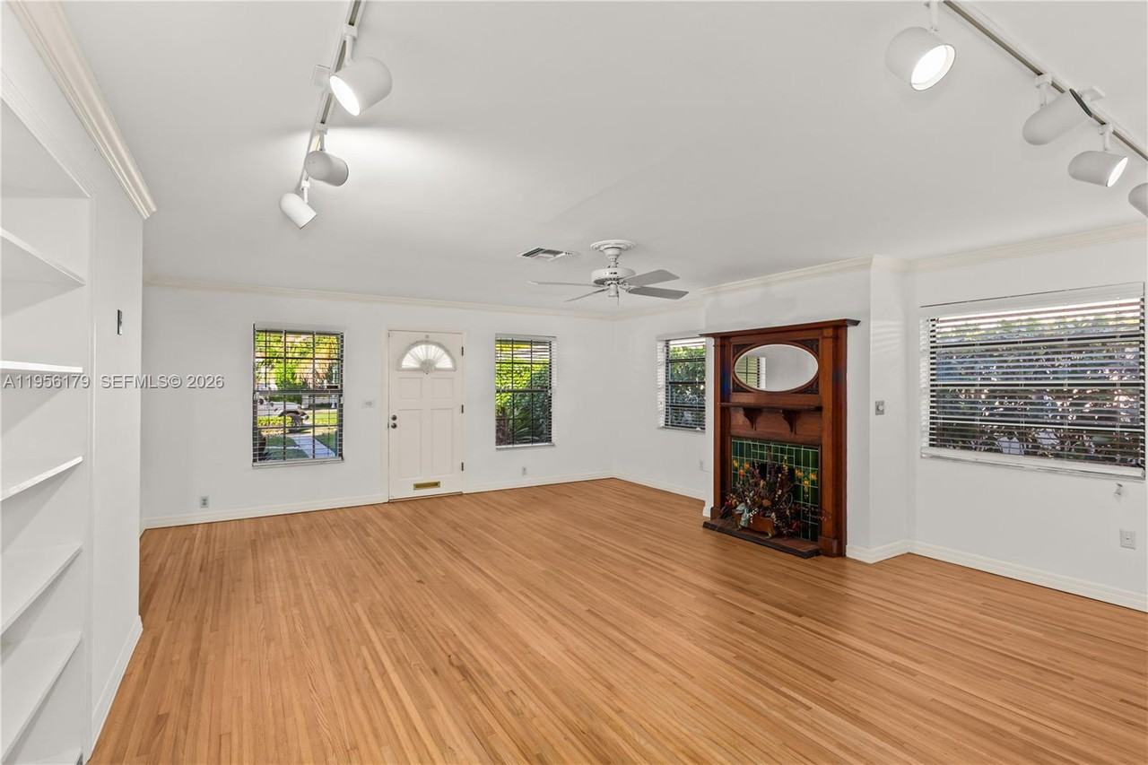 736 Alhambra Cir - Photo 4 of 8