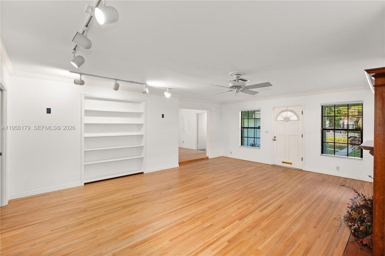 736 Alhambra Cir - Photo 5 of 8