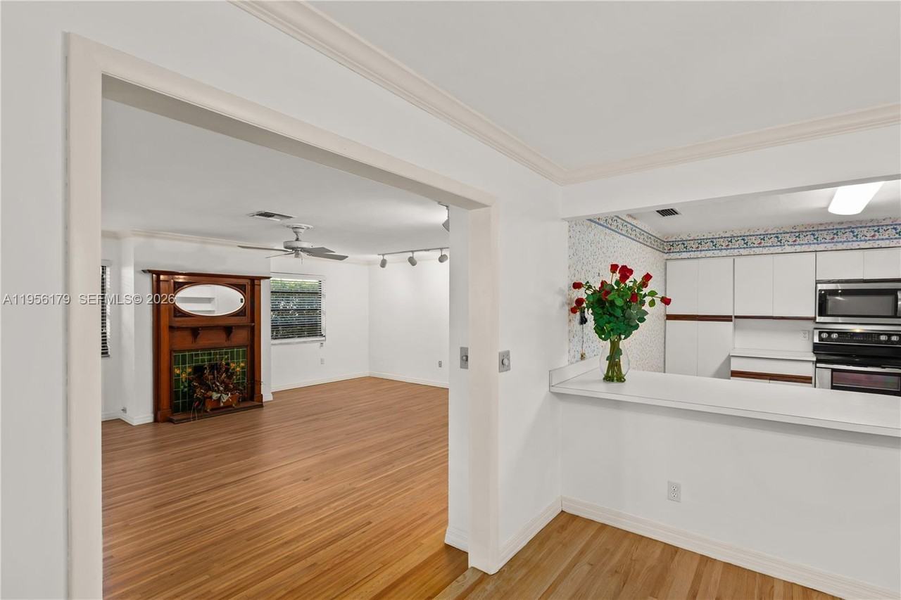 736 Alhambra Cir - Photo 6 of 8