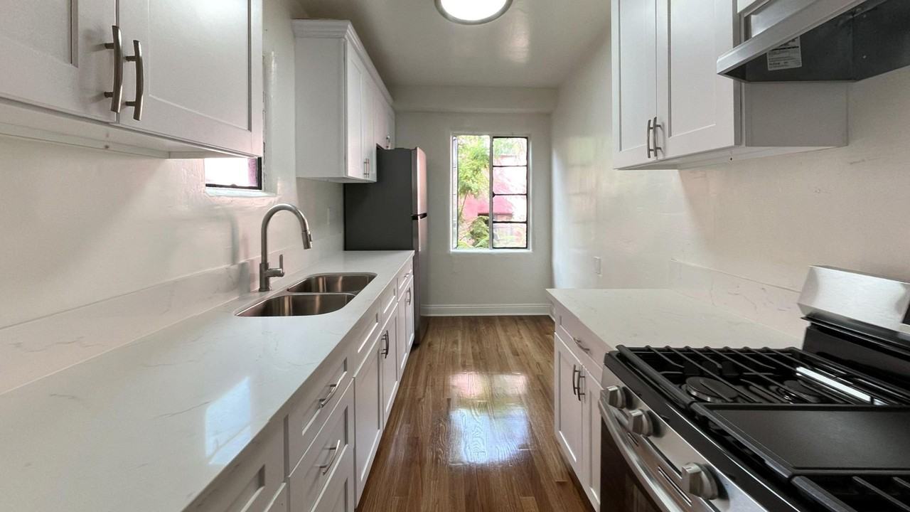 Big Momma Court Apts...Magical Renovated Bedrooms Available...CALL NOW! - Photo 4 of 4