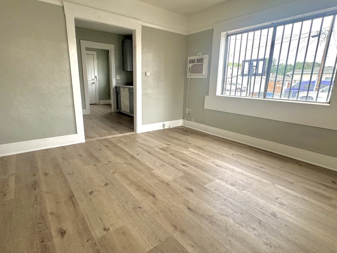 1002 W 4th St - Photo 5 of 10