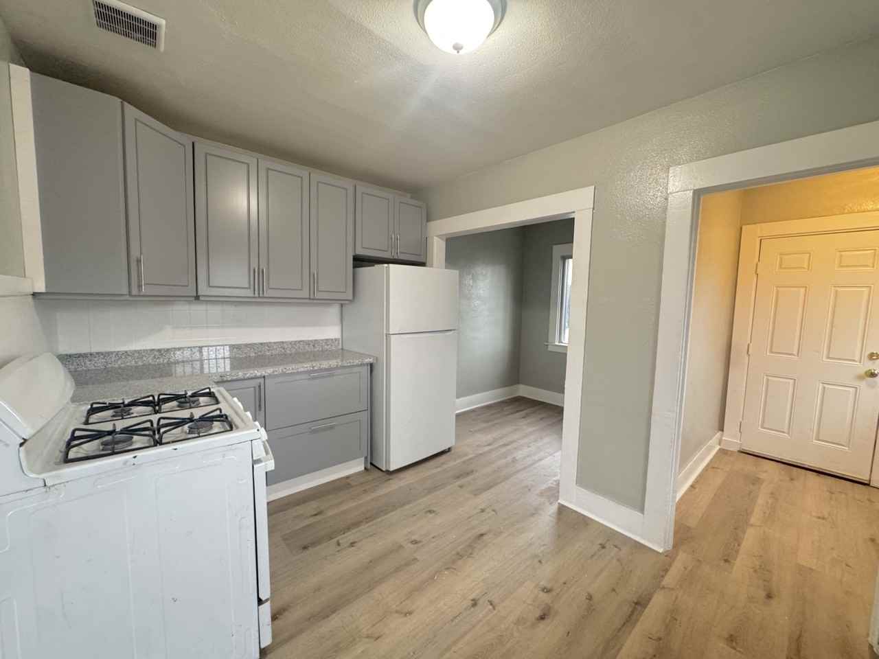 1002 W 4th St - Photo 6 of 10