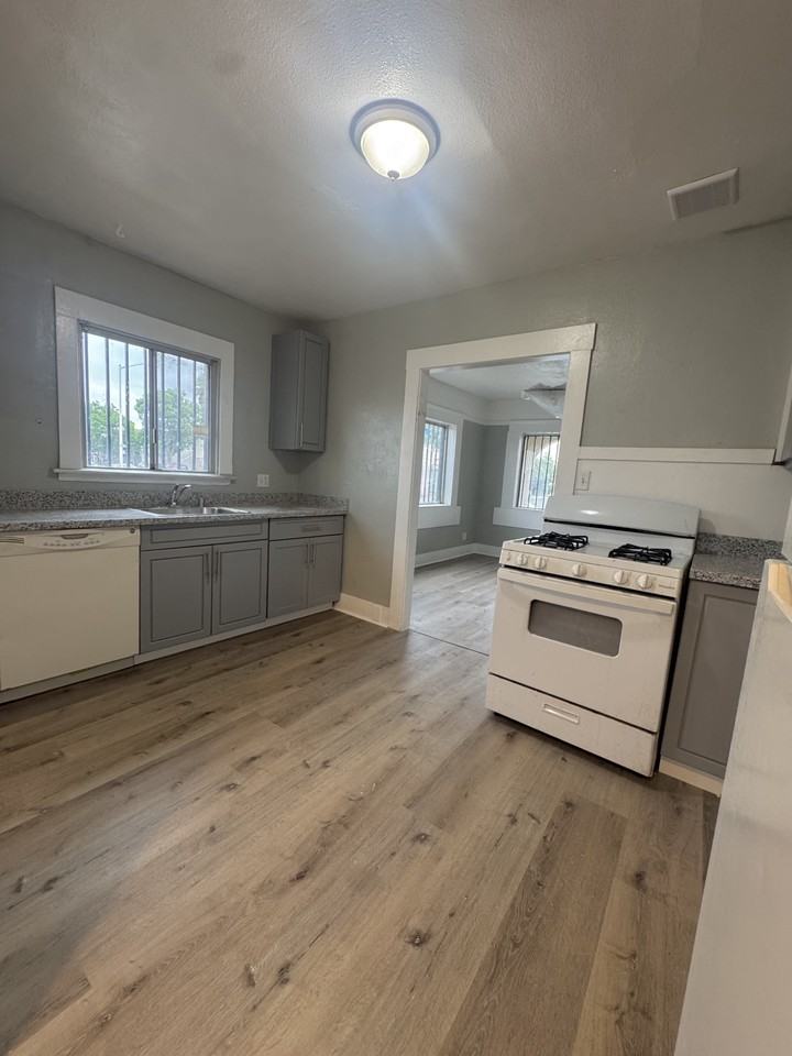 1002 W 4th St - Photo 7 of 10