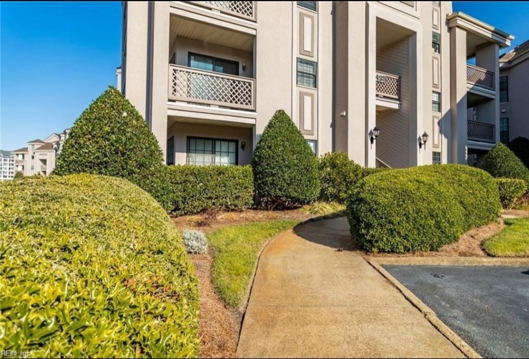 423 Harbour Pt - Photo 3 of 21