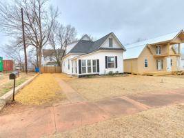 featured image of 219 W 9th St