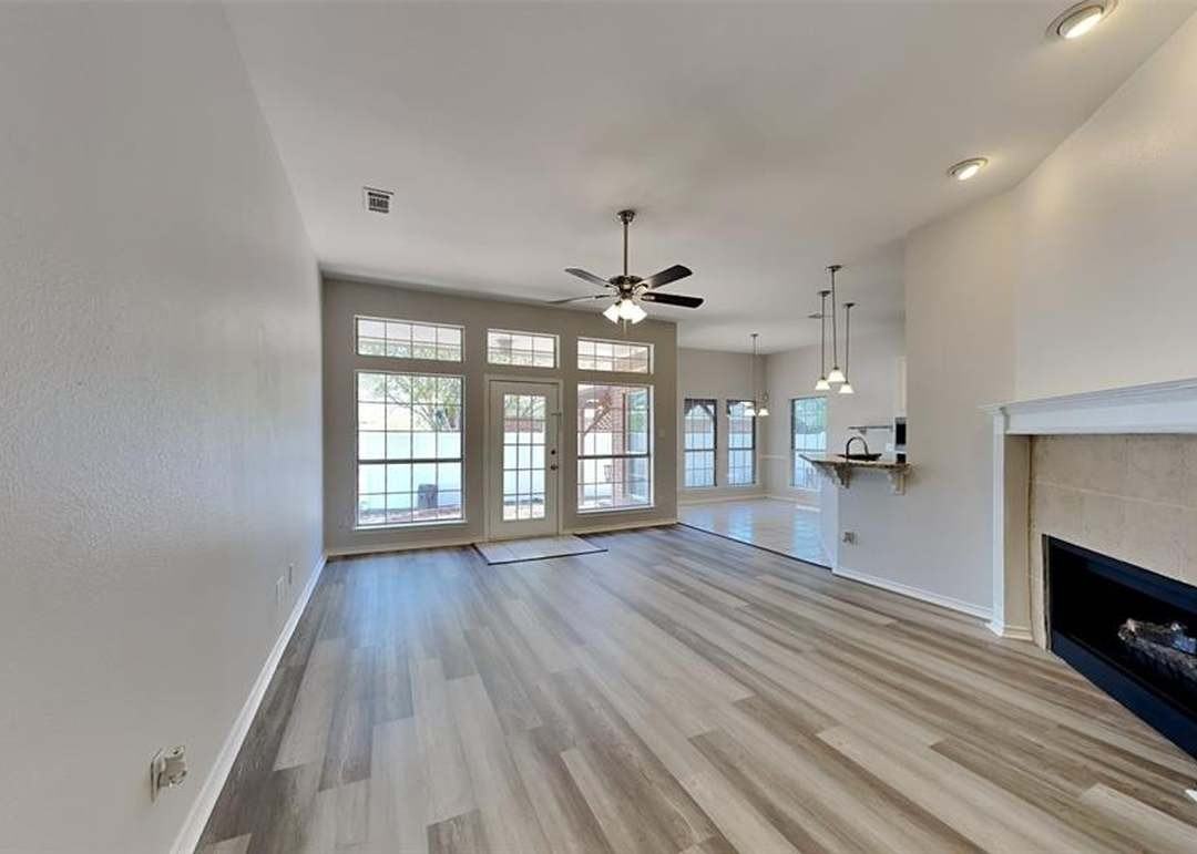 3016 Coventry Ln - Photo 4 of 16