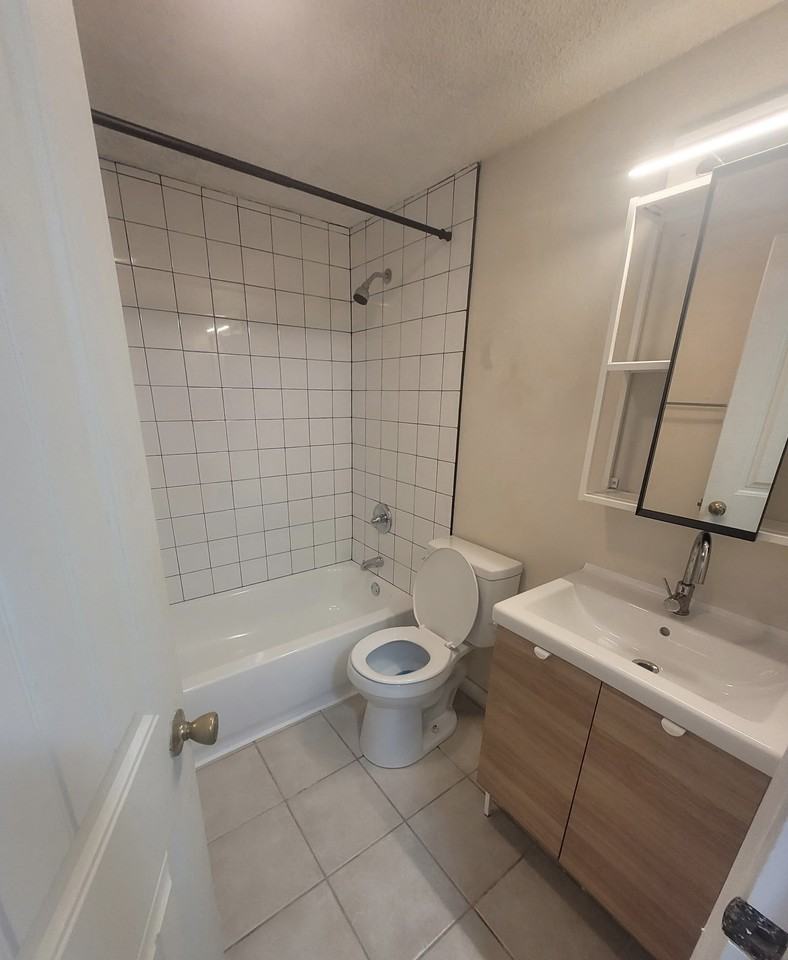 815 N Pleasant St #C - Photo 3 of 5