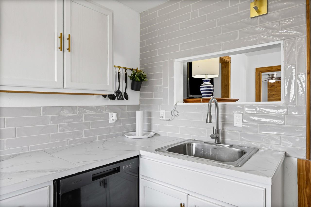 1418 Kingshill Dr - Photo 5 of 31