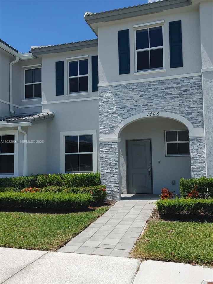 1766 Se 26th Rd #1766 - Photo 2 of 15
