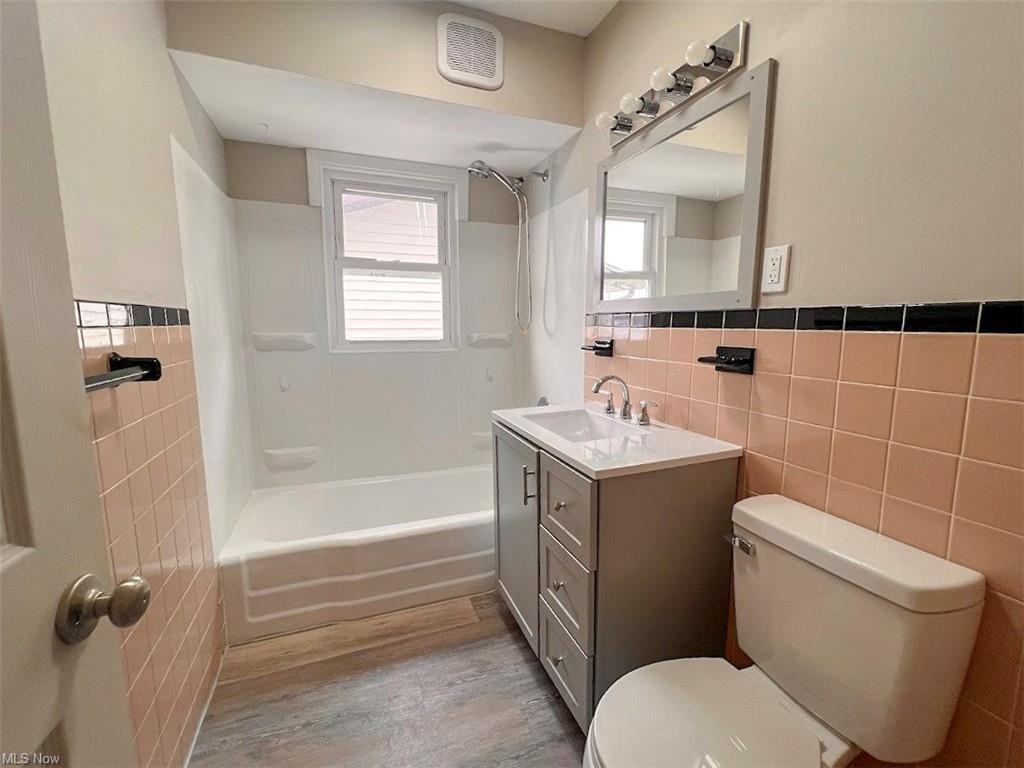 1312 W 37th St - Photo 5 of 24