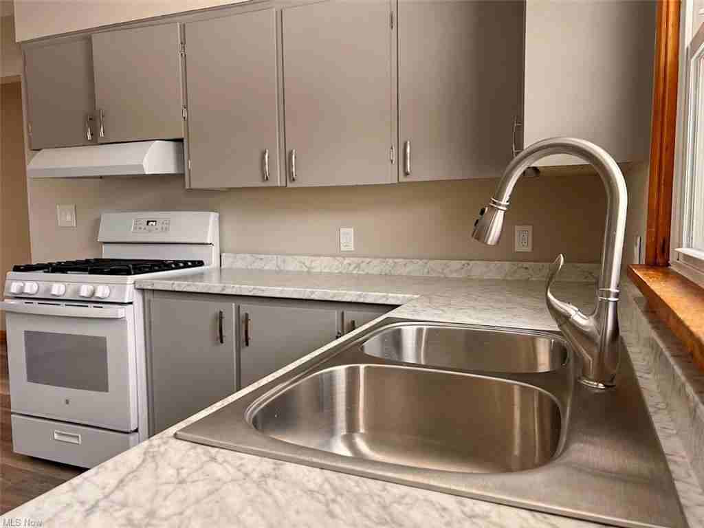 1312 W 37th St - Photo 6 of 24