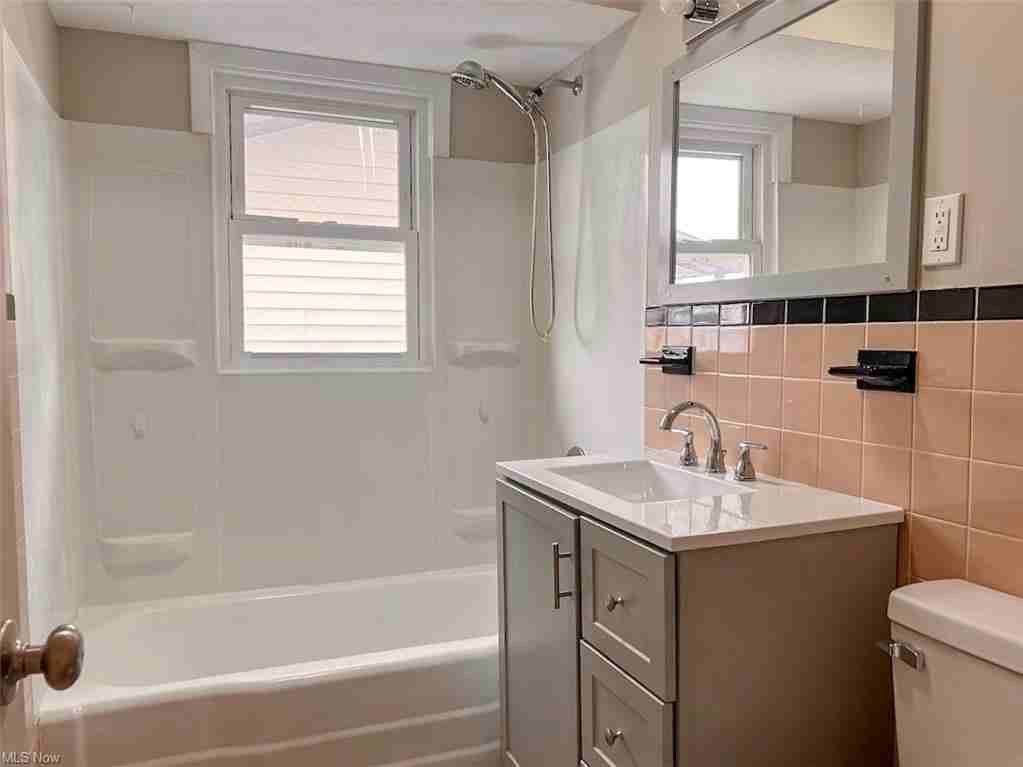 1312 W 37th St - Photo 7 of 24