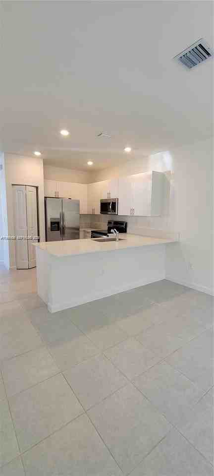 1010 Se 26th Ter #1010 - Photo 3 of 10