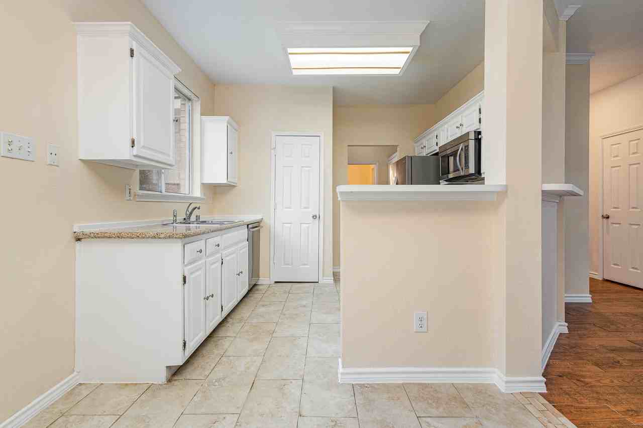 704 White Oak St - Photo 6 of 19