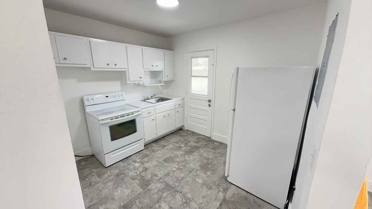 Airport Manor - Photo 2 of 24