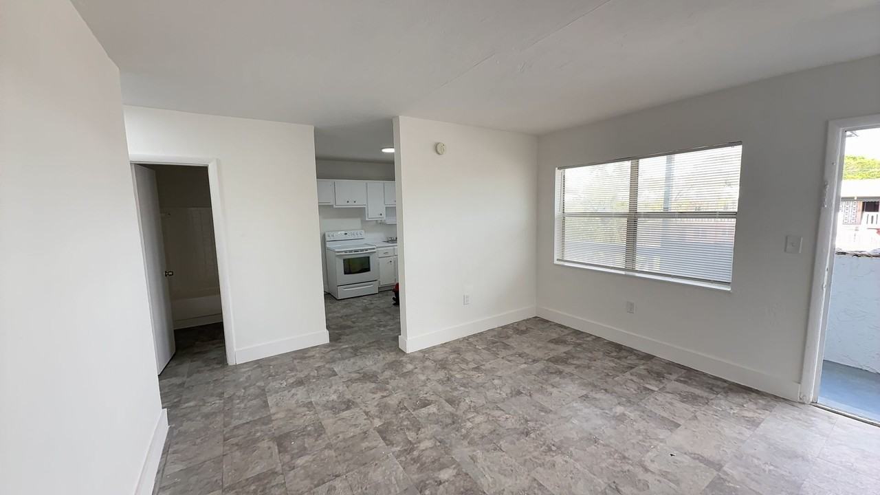 Airport Manor - Photo 3 of 24