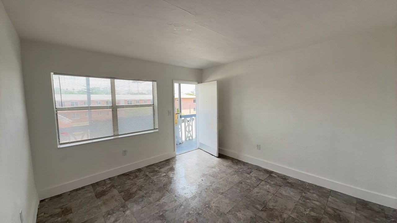 Airport Manor - Photo 4 of 24