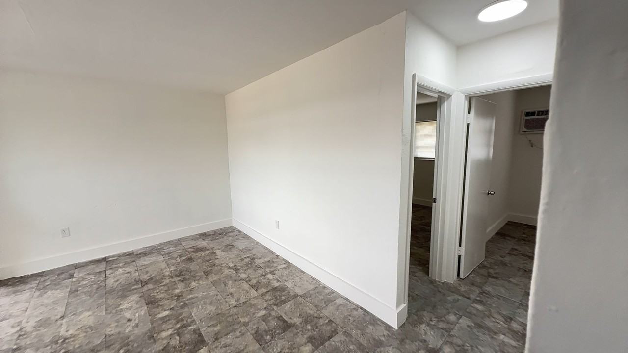 Airport Manor - Photo 5 of 24