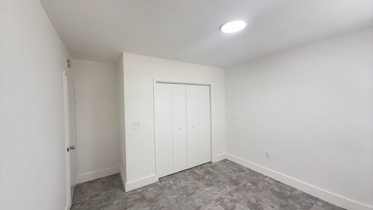 Airport Manor - Photo 7 of 24