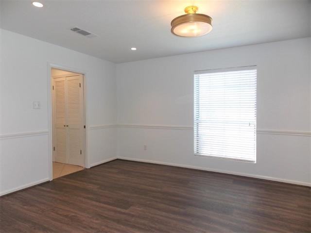 5662 Longwood St - Photo 7 of 21