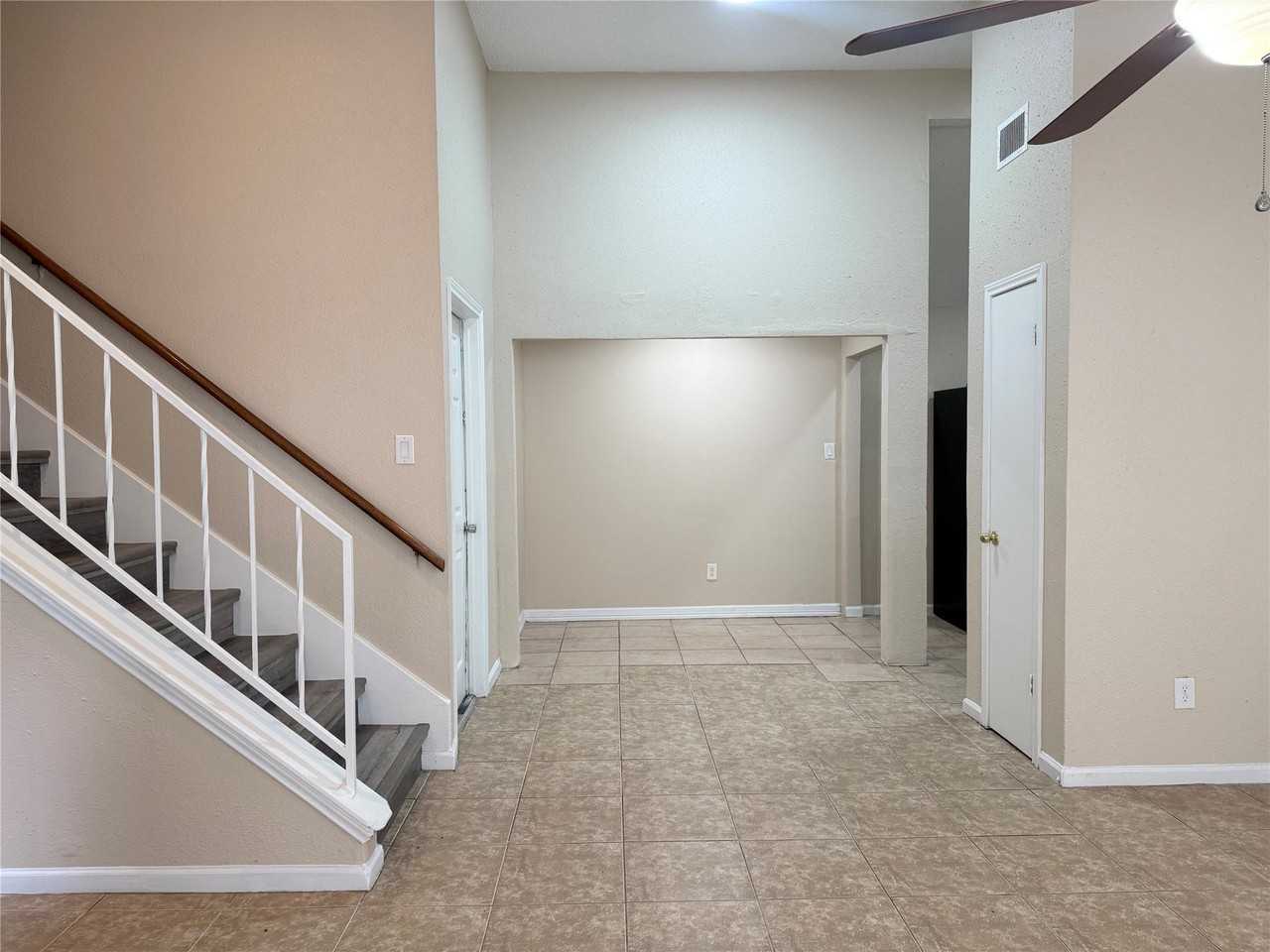 11530 Springshire Dr - Photo 4 of 17