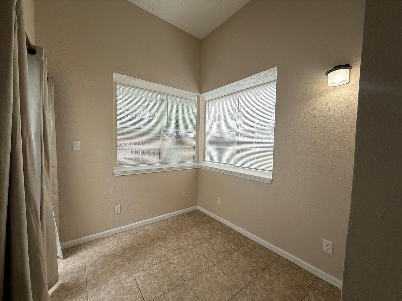 11530 Springshire Dr - Photo 5 of 17