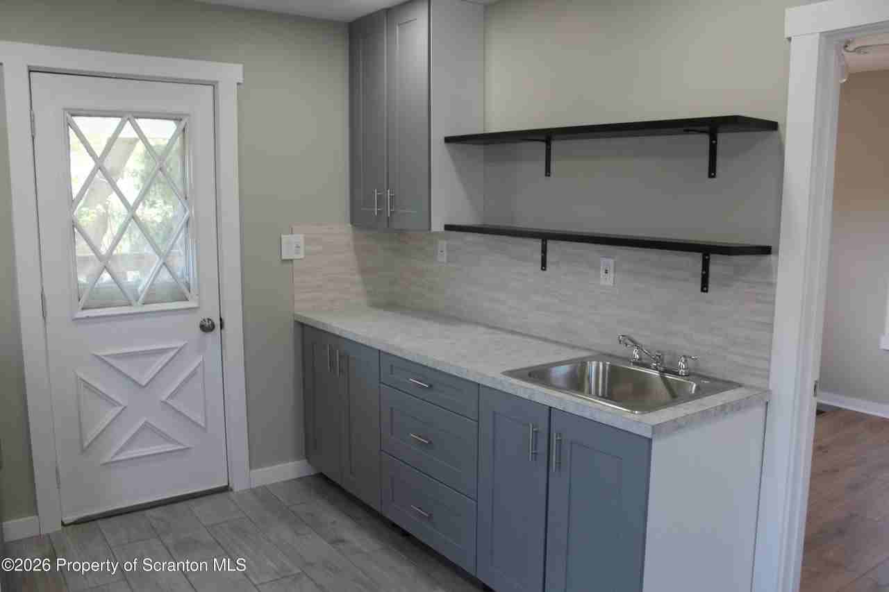 215 Ferdinand St - Photo 4 of 17