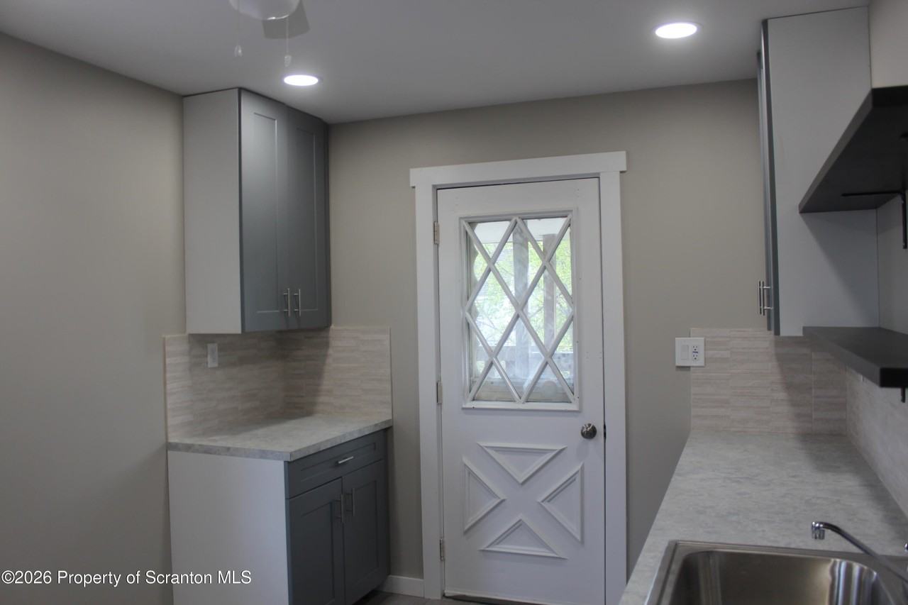 215 Ferdinand St - Photo 6 of 17