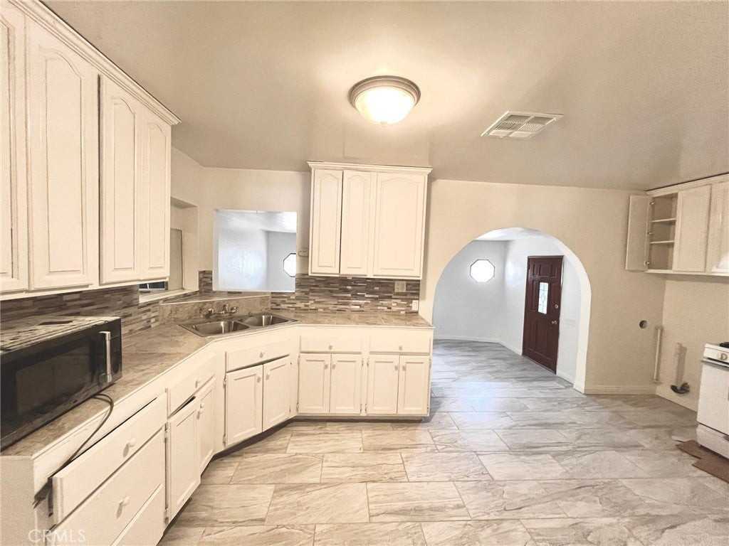 1263 Lomita Rd - Photo 5 of 21