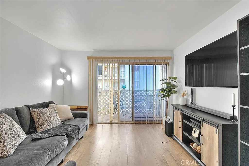 3565 Linden Ave - Photo 7 of 44