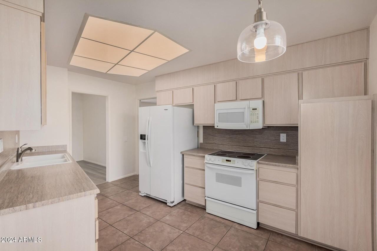 10641 W Boswell Blvd - Photo 4 of 34